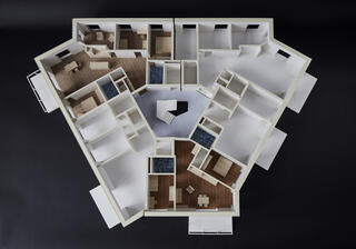 1. Preis, Wohnsiedlung Worblaufen, Ittigen, Modellbild des Grundrisses mit Möblierung, Fischer Architekten AG, Zürich
